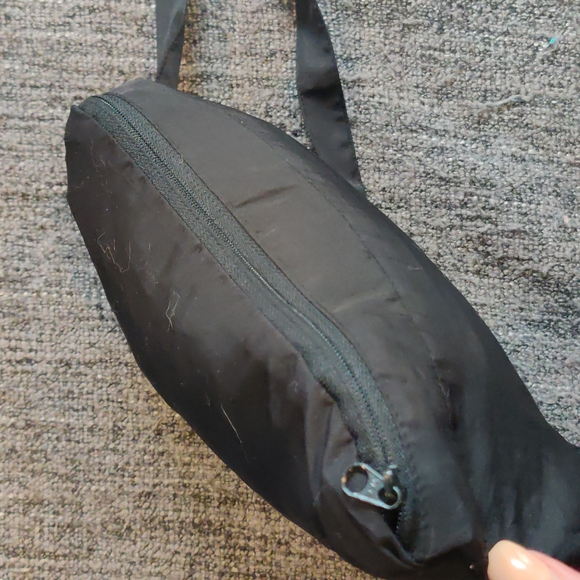 Nike lightweight, black packable running top with hood XL - Picture 10 of 11